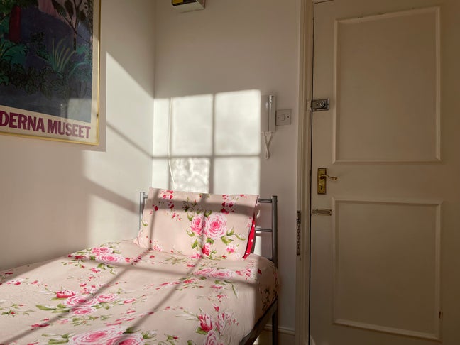 Single Sunny Room with Ensuite Kitchen SW3 Main Photo