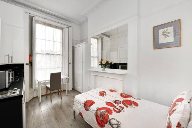 Sunny Room with Large Windows in SW3  Main Photo