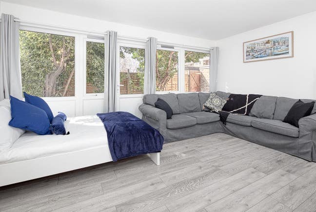 Elegant & Bright Double Room in a Modern Flat Main Photo