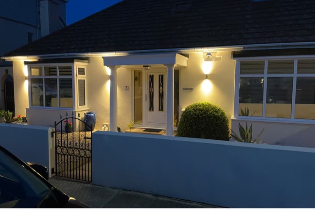 Detached property 60 seconds from the beach. Main Photo