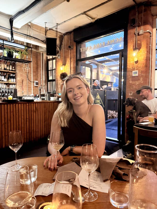 Professional Female seeking room or buddy up Main Photo