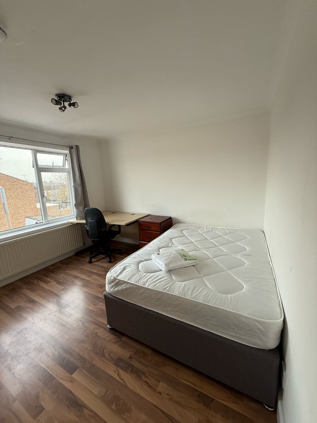 A Double Room Available in a Spacious House  Main Photo