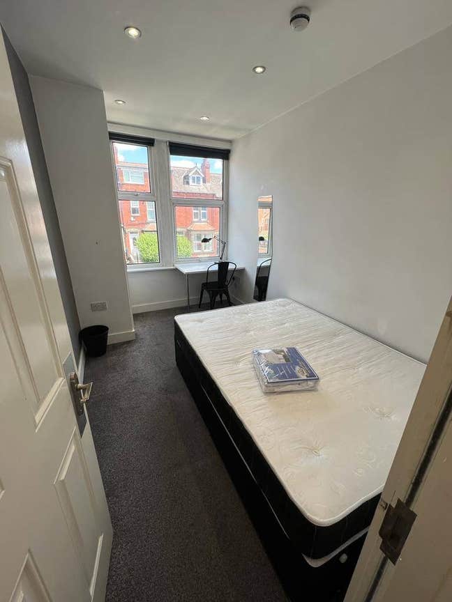 1 Room in 8 bed house  Main Photo