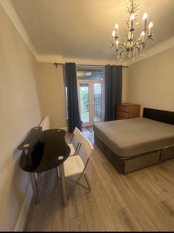 🛏️ Double for Single Use to Let in Cricklewood Main Photo