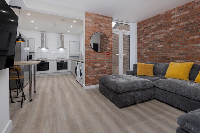 Stunning rooms - available groups/singles Main Photo