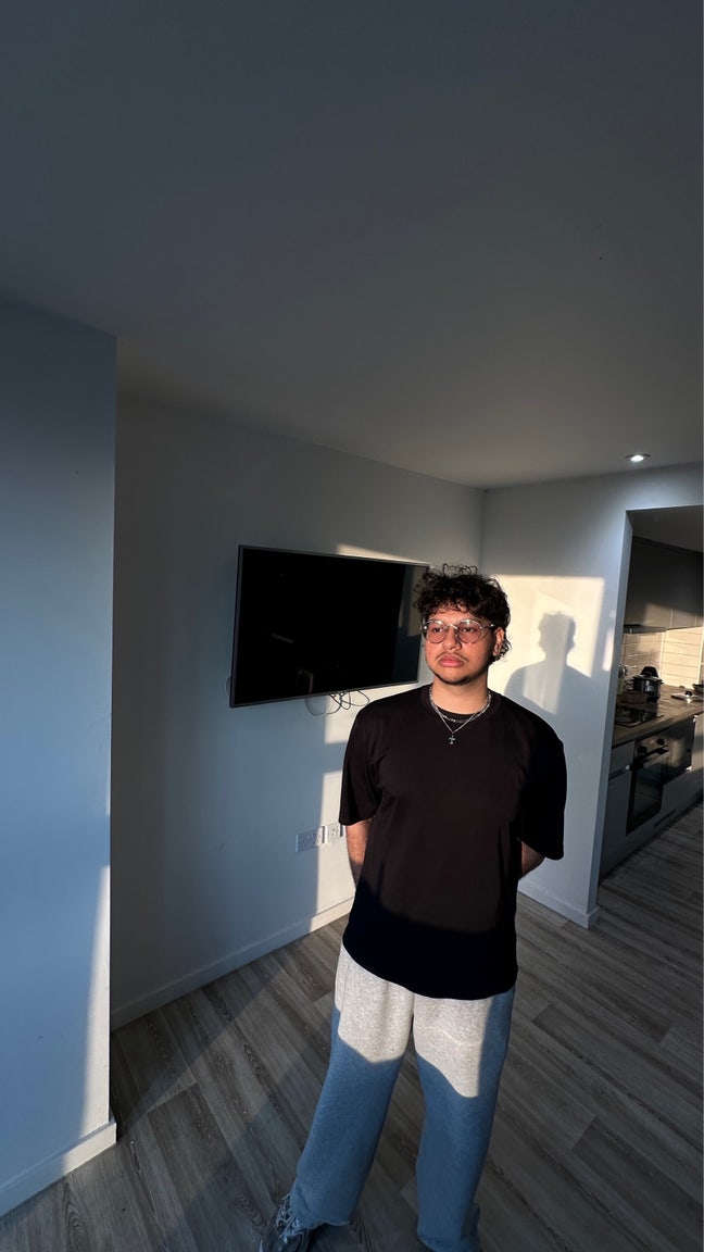 Easygoing, tidy, and reliable. I’m social b... Main Photo