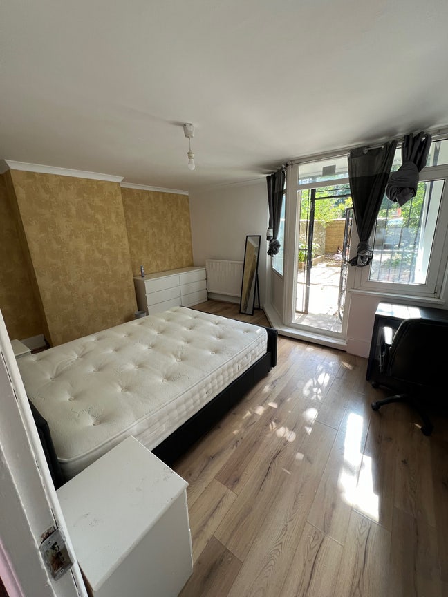 4 bedroom property in Whitechapel  Main Photo