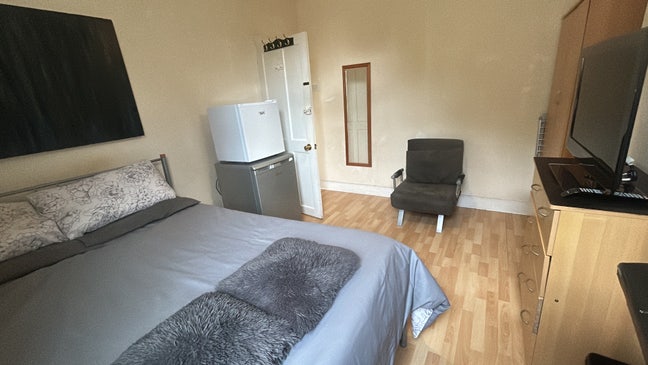 Excellent Room Available Main Photo