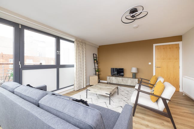Large double Room - Central Edinburgh  Main Photo