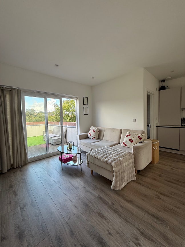 1bed modern flat, private terrace, bills included  Main Photo