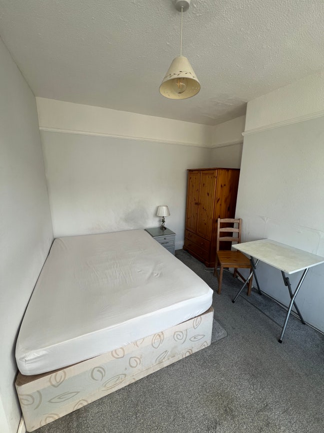 Double room Hillingdon females only  Main Photo