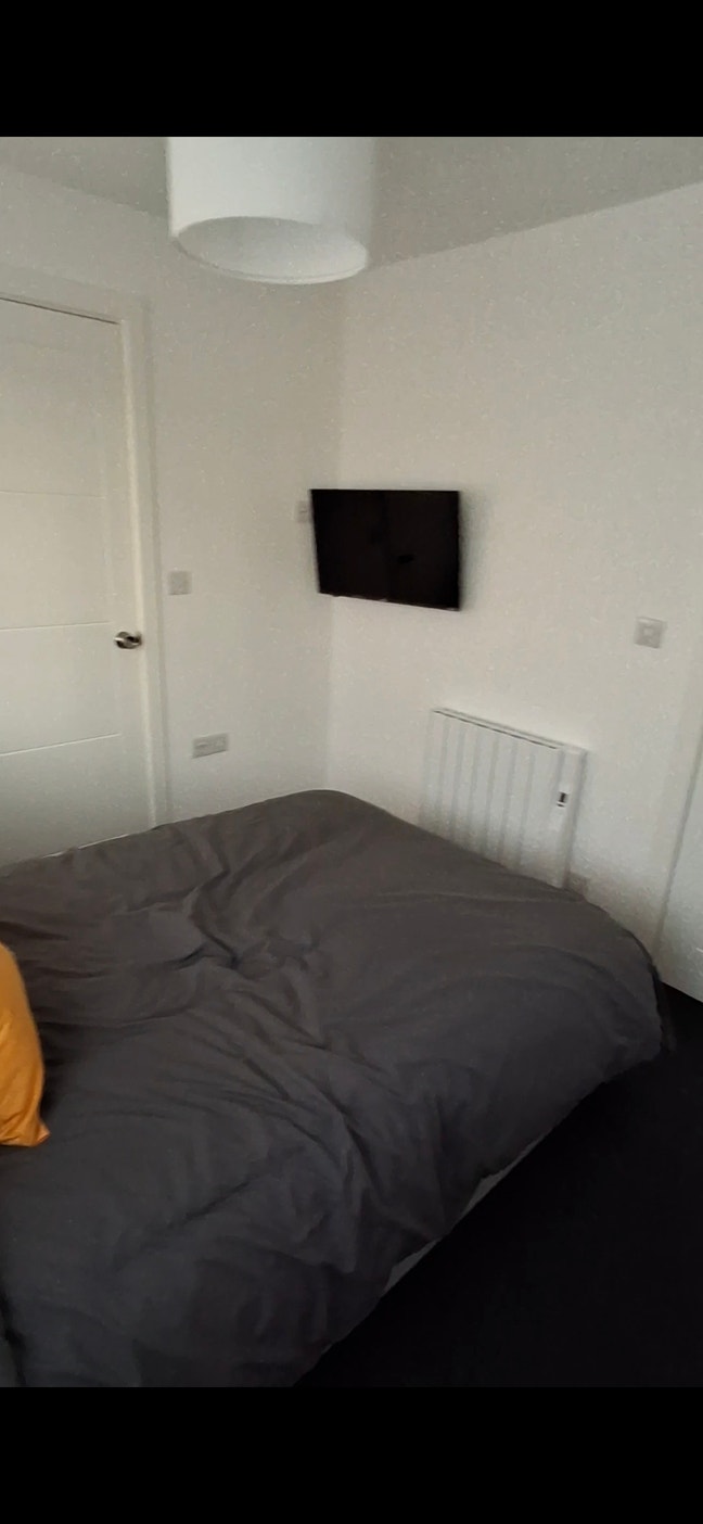  Double  with ensuite & parking 2 minutes from sta Main Photo