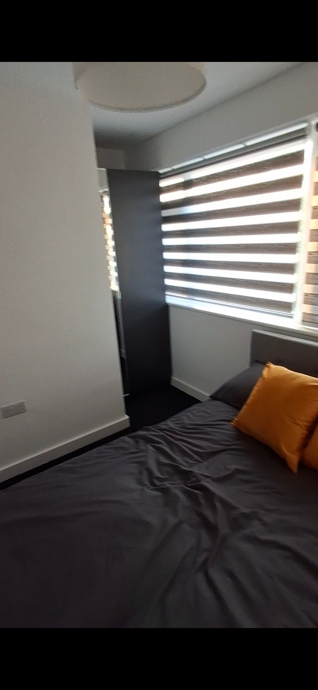  Bedroom with ensuite & parking 2 minutes from sta Main Photo