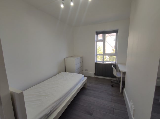 Bright Room in flat N17 close to amenities  Main Photo