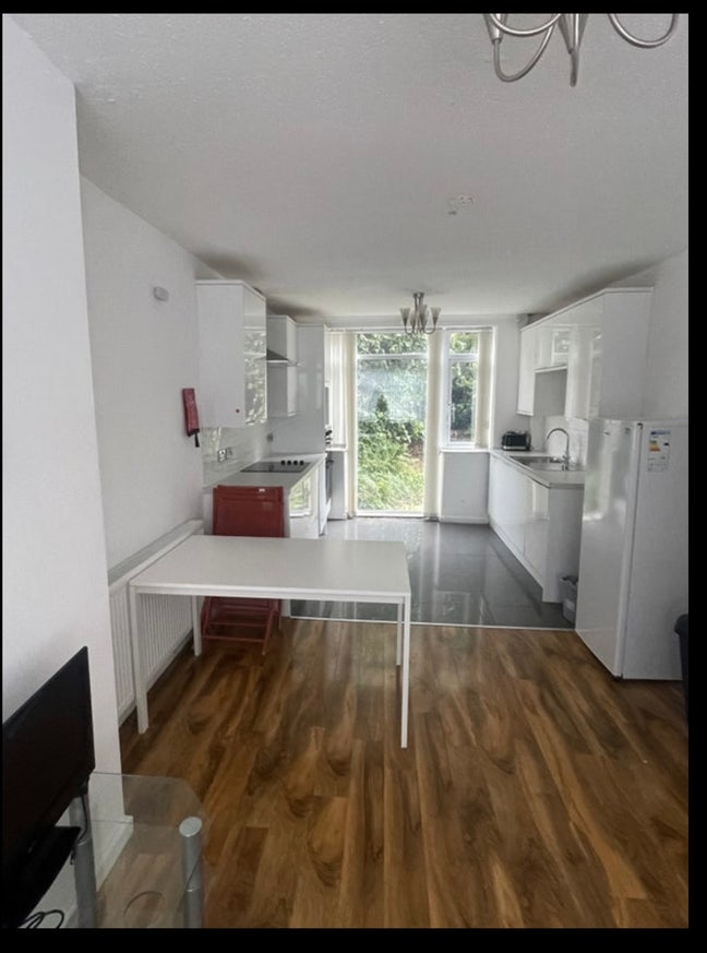 3 rooms available in 3 bed house Main Photo
