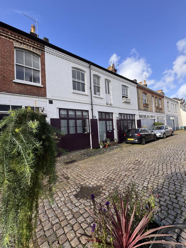 Beautiful sunny double room In private mews Main Photo
