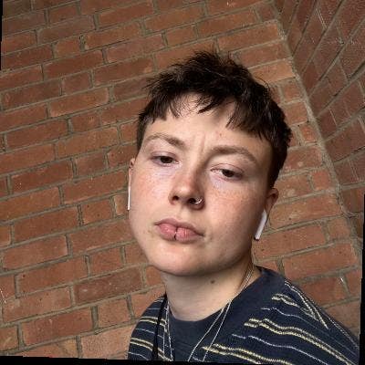 23 year old seeks a double room Main Photo