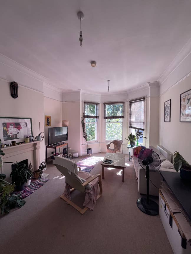 2 Bedrooms Available in Spacious Oval Flat Main Photo