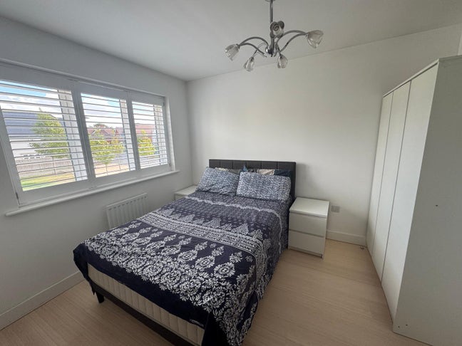Bright Double Room Available in Modern House – Swi Main Photo