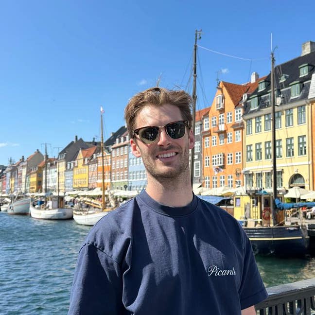 I am a professional male aged 29. I am lookin... Main Photo