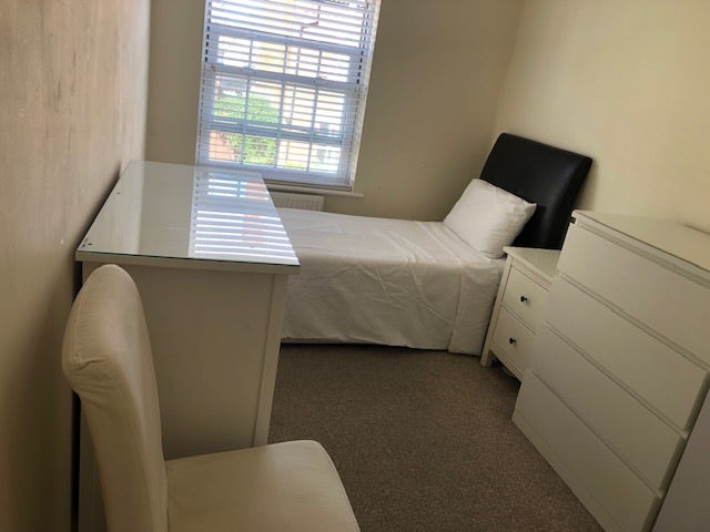 Beautiful Bright Airy Room to Let Main Photo