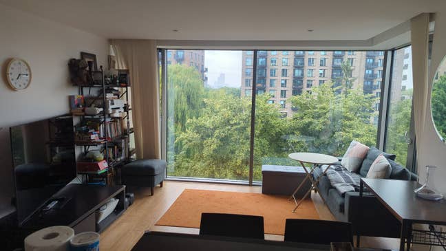 Large  Cozy  Room  with  a  Lake  View Main Photo