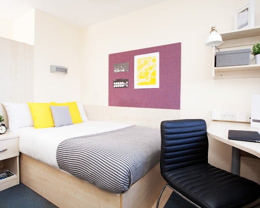 Looking for a student to take over my room Main Photo