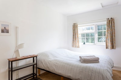 Double room to let in country cottage  Main Photo