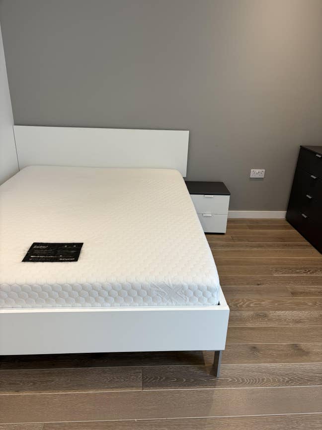 Double room in a modern 2-bed flat in East Village Main Photo