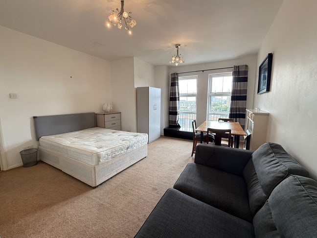 3 Bright and Spacious rooms Main Photo