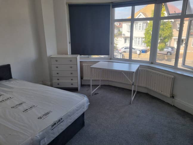 Hendon central Lovely furnished doubles,£890£880 Main Photo