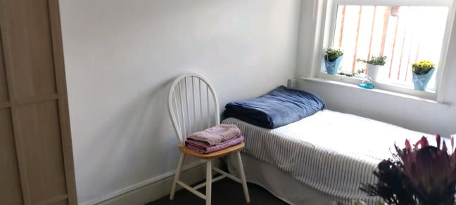 Single lovely room in a terrace House Main Photo