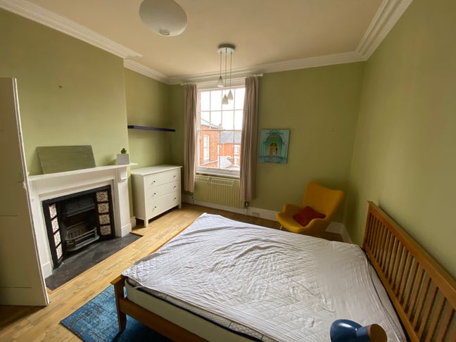 Large Double Bedroom in Lovely Spacious House Main Photo