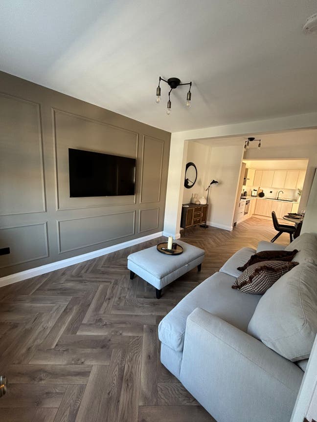 Modern fully furnished 2 bed Semi in BT5 Main Photo