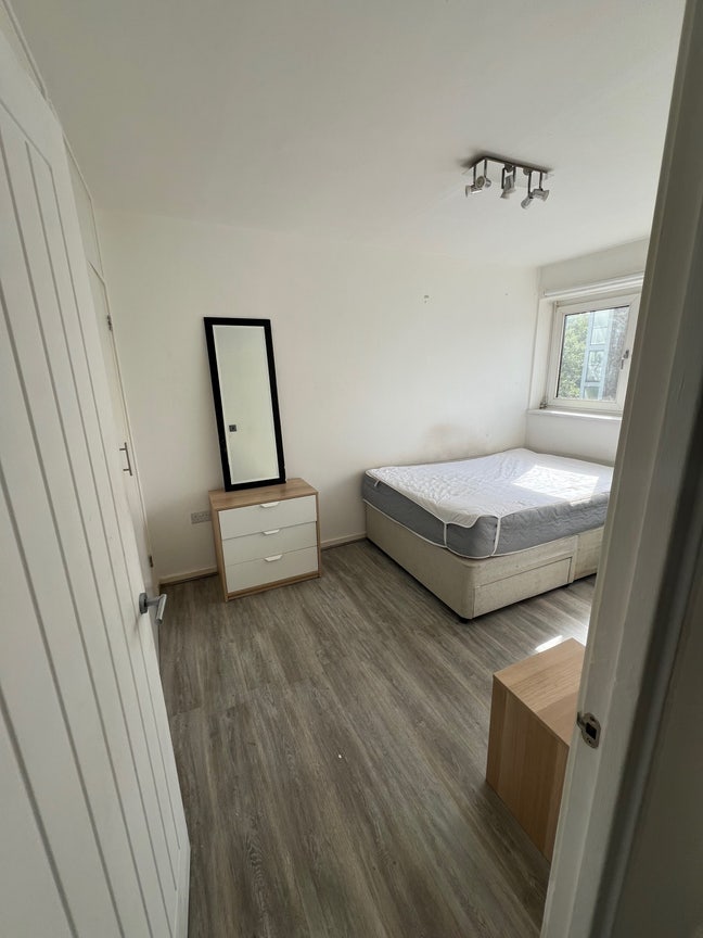 Modern 4-Bedroom Flat in E1 4ES whole property  Main Photo