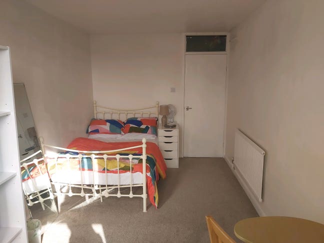 Double bedroom in two bed flat  Main Photo