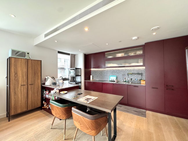 One big room available in Embassy Garden Nine elms Main Photo