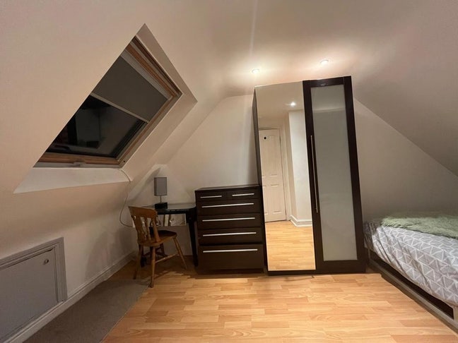 Looking for housemate! En-suite in shared house  Main Photo