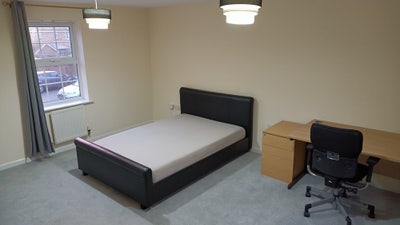 Double Ensuite Bedroom in Modern Townhouse Main Photo