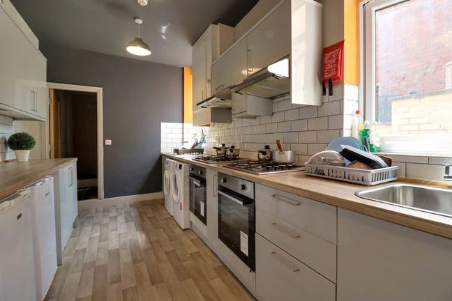 Hassle‑free modern rooms for working professionals Main Photo