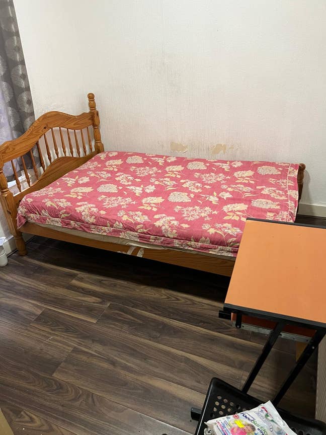 Room Having Double Bed Located Between Two High St Main Photo
