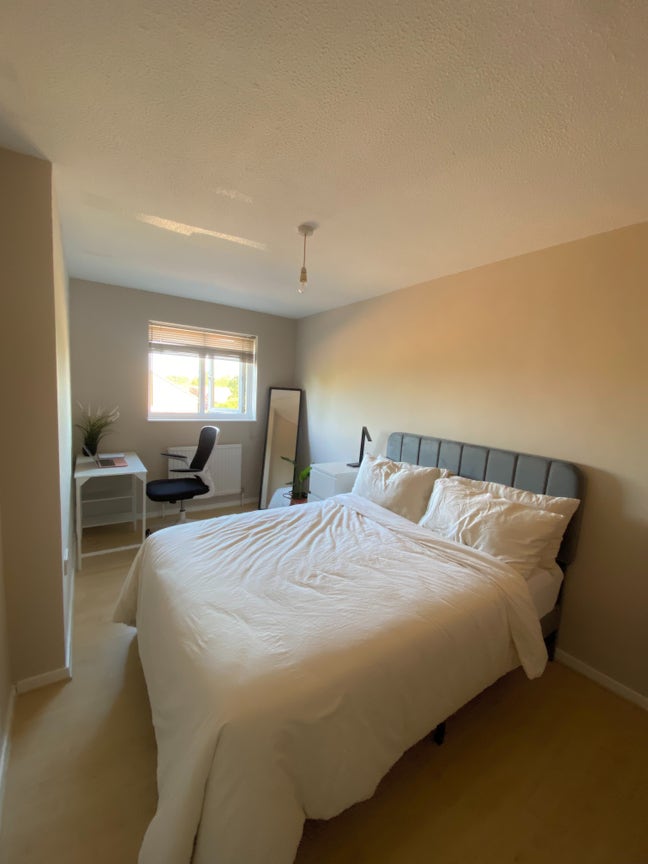 Spacious Double Room in Watford– Friendly House  Main Photo