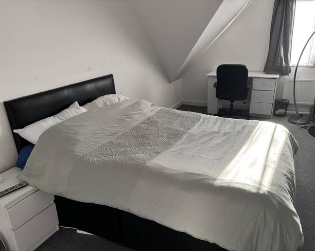 Large Master Bedroom with En-Suite – Mon–Fri Only  Main Photo