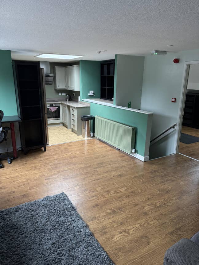Spacious Top floor studio flat Main Photo