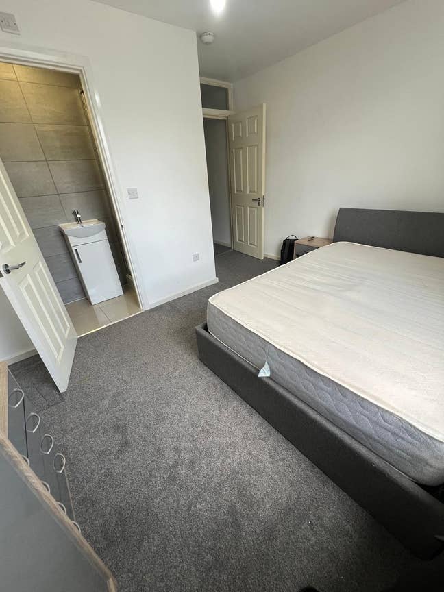 Spacious Ensuite in E3 Now !!! Text Me Asap !!! Main Photo