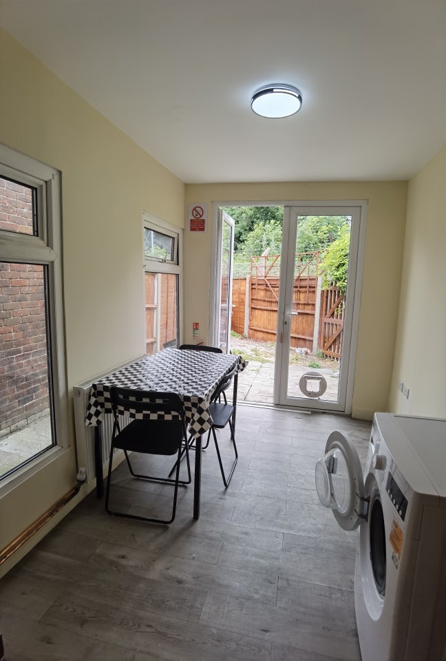 Small Studio, Bills Included SE7 Charlton Station Main Photo
