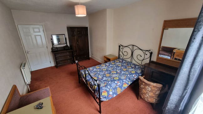Town Centre room. Best for people to Work or Study Main Photo