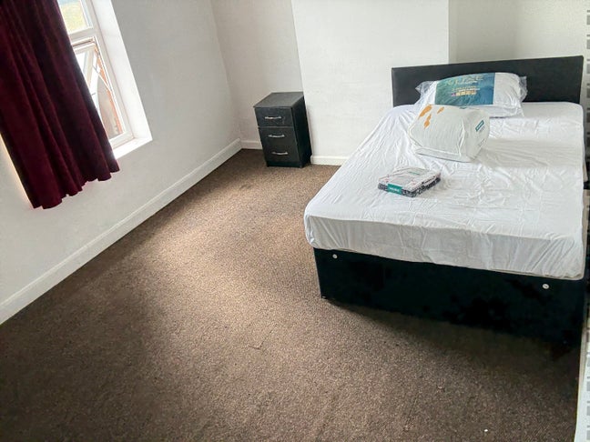 HMO- Rooms available for Free.  Main Photo