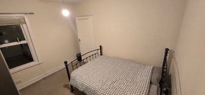 Single occupant double room close to Royal Berks H Main Photo
