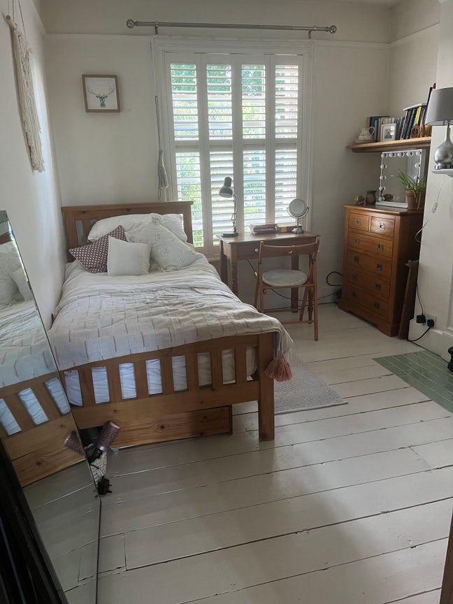 Single room in family home  Main Photo